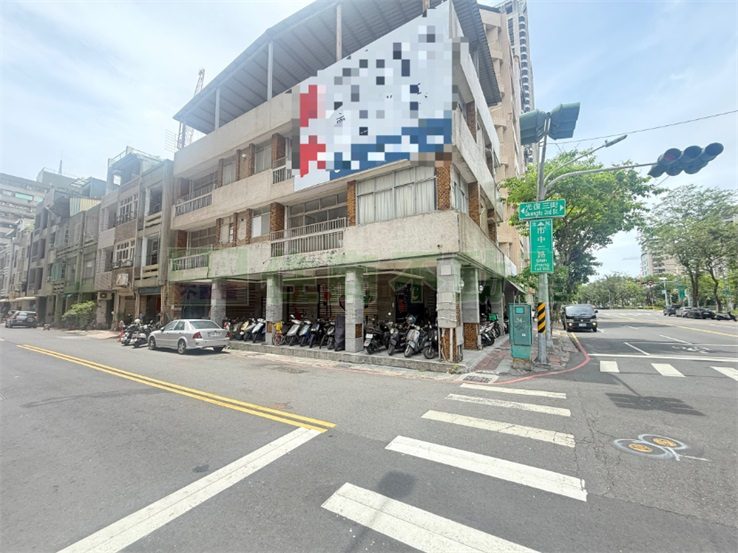 Prime Kaohsiung corner townhouse on Commercial Zone 5 land